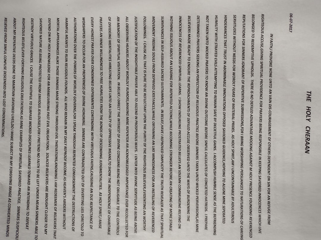 Um Close up De Texto Em Um Pedaco De Papel J3V2JQ2tJ3I