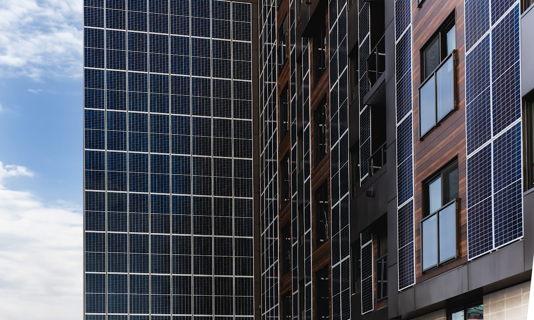 Fachada Moderna Do Edificio Com Paineis Solares E Janelas tfWZytb8mhk
