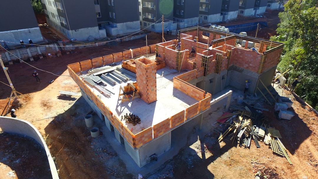 Edificio De Concreto Branco E Marrom VCOtN1xqN2k