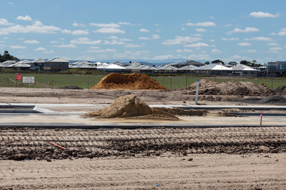 Canteiro De Obras Com Pilhas De Terra E Casas D5h7e AUz4