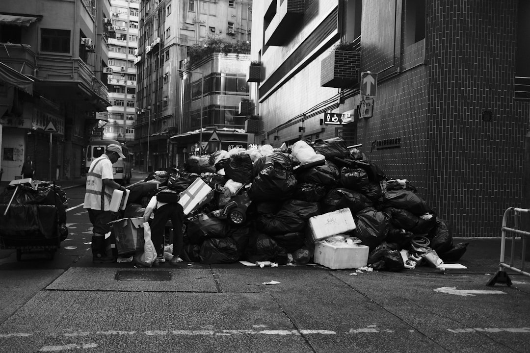 Uma Grande Pilha De Sacos De Lixo Numa Rua Da Cidade V0pDiKnu9B8