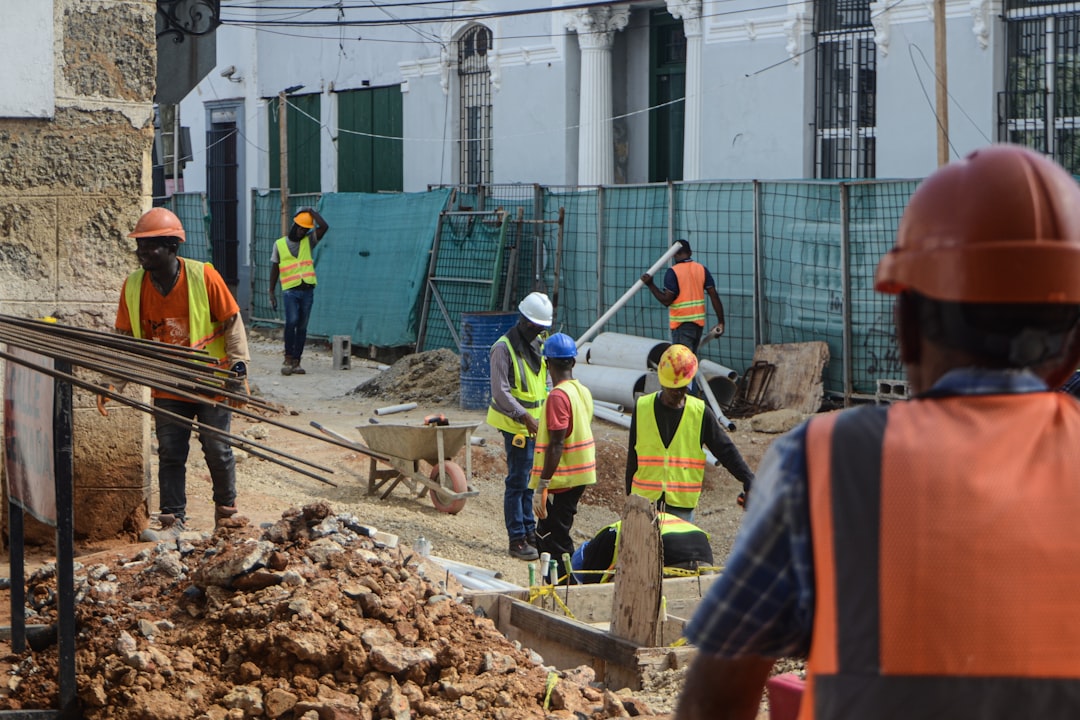 Trabalhadores Da Construcao Civil Com Capacetes E Coletes De Seguranca No Canteiro xufUgY2AeGQ
