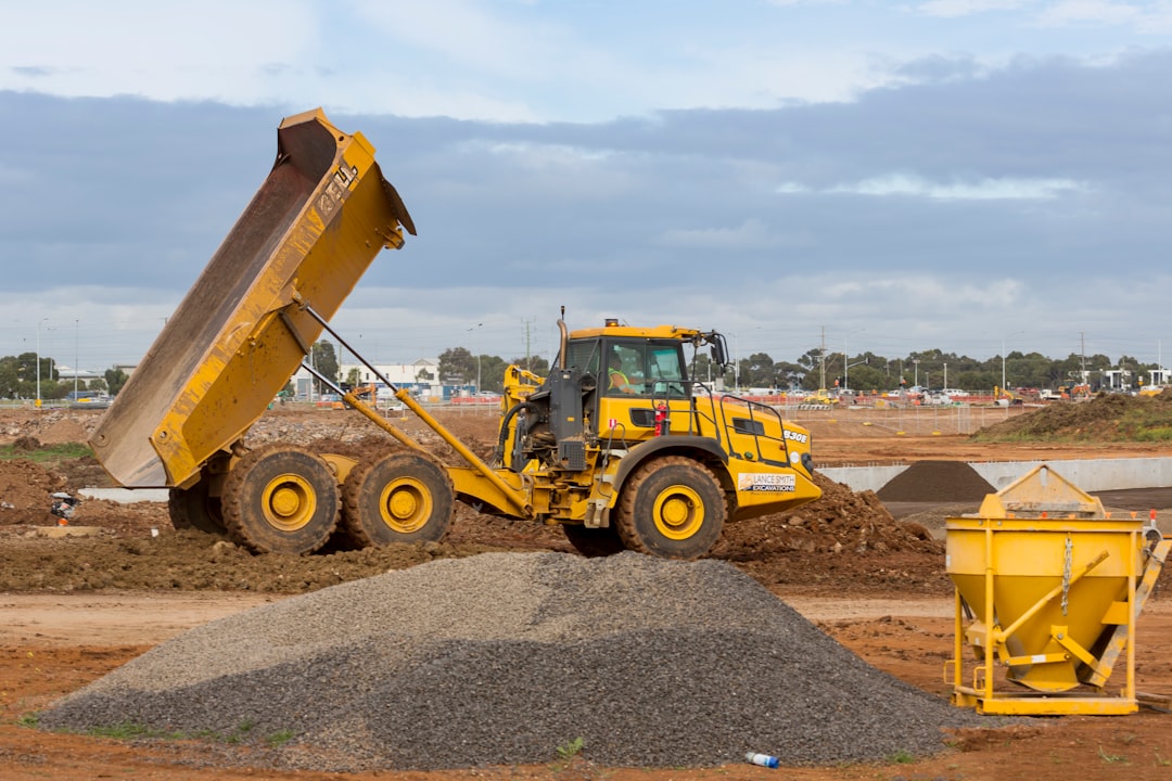 Equipamento Pesado Amarelo E Preto No Campo De Terra Marrom Durante O Dia tq3ay5TKqzE