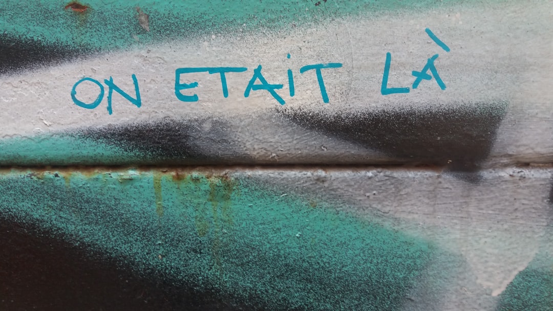 Grafite Em Uma Parede Que Diz Em Etait La 4XcacY4PLfI