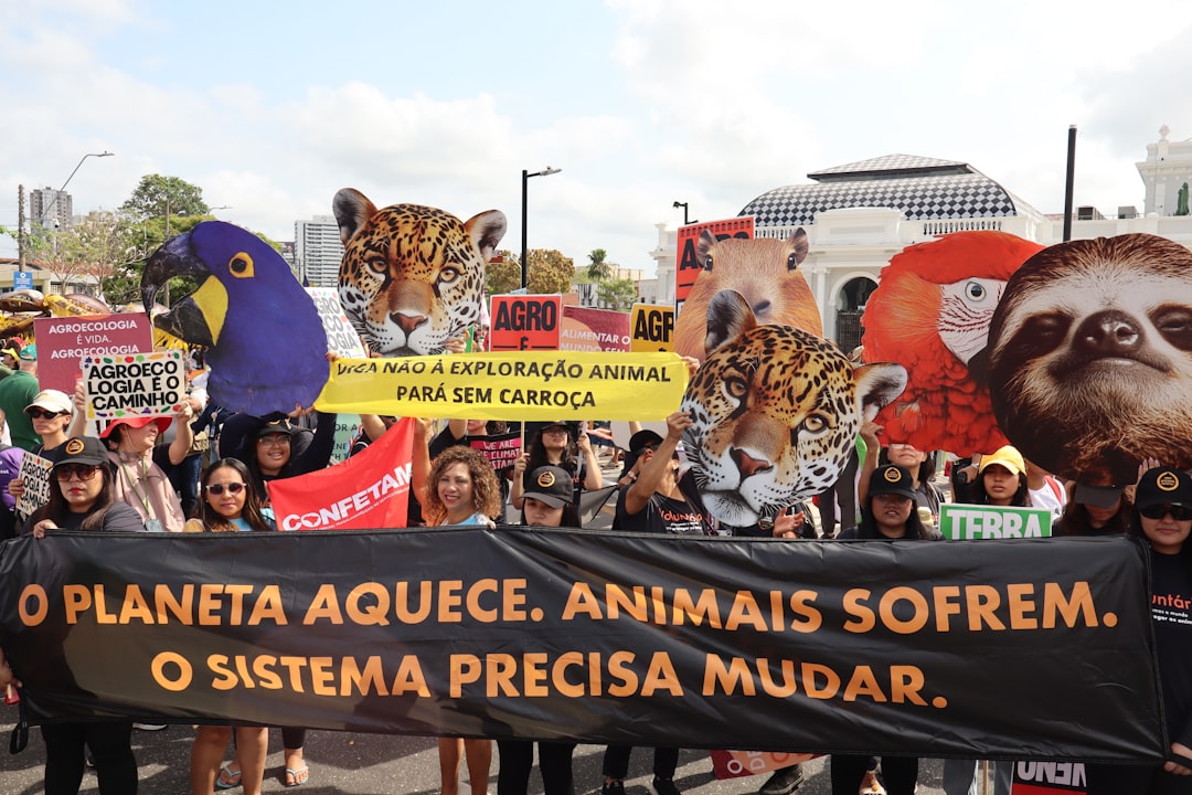 Manifestantes Seguram Cartazes Com Rostos De Animais E Faixas Em Banners AKu9DIfdQnA