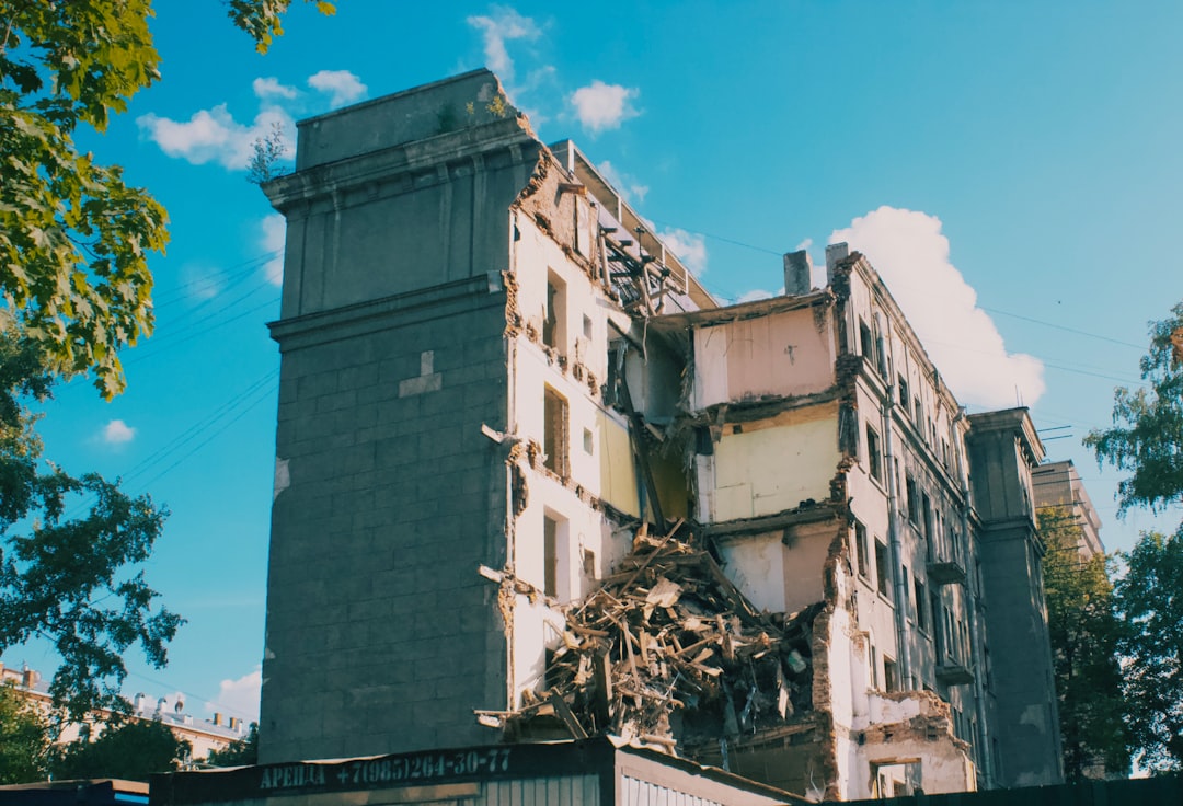 Predio Demolido Com Destrocos Contra Ceu Azul 6fVbdFlo43M