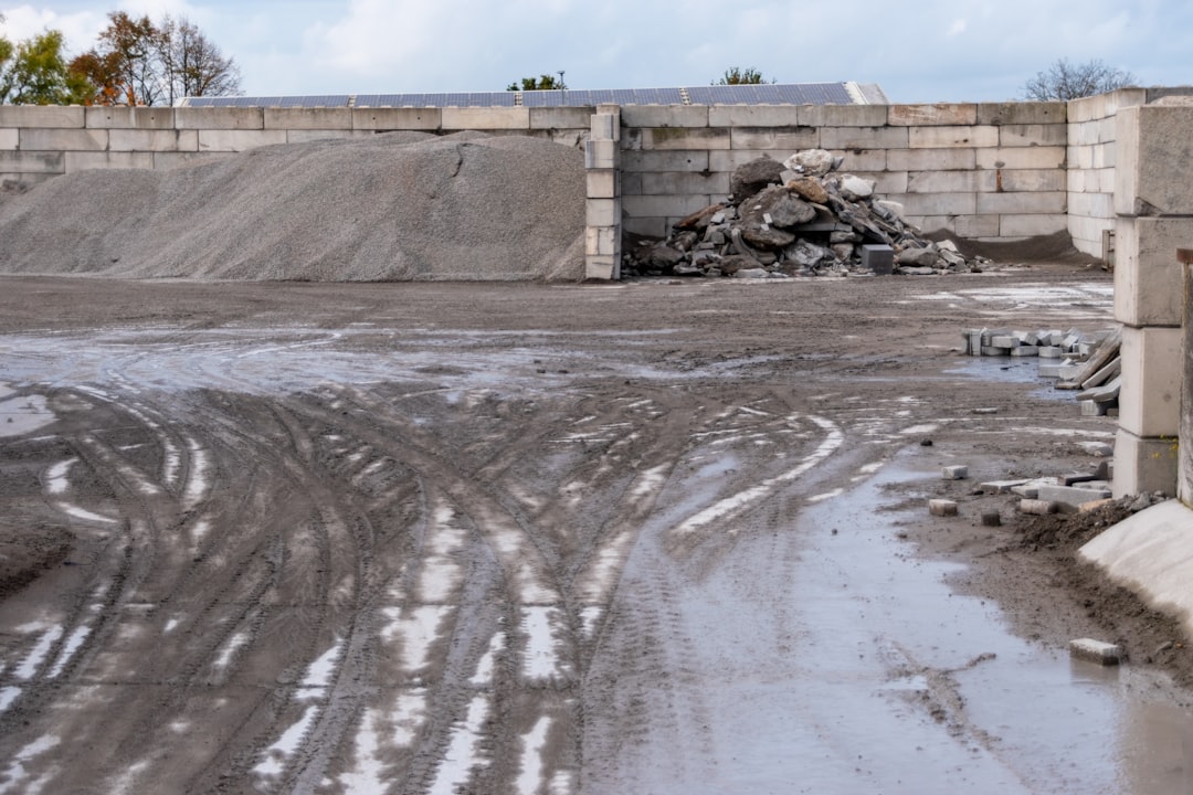 Canteiro De Obras Com Pilhas De Cascalho E Detritos wdYyYY9F0Ts