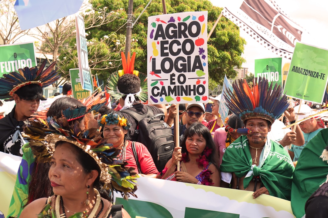 Povo Indigena Com Cocares Tradicionais Em Um Comicio 5AXlE4tOEPY