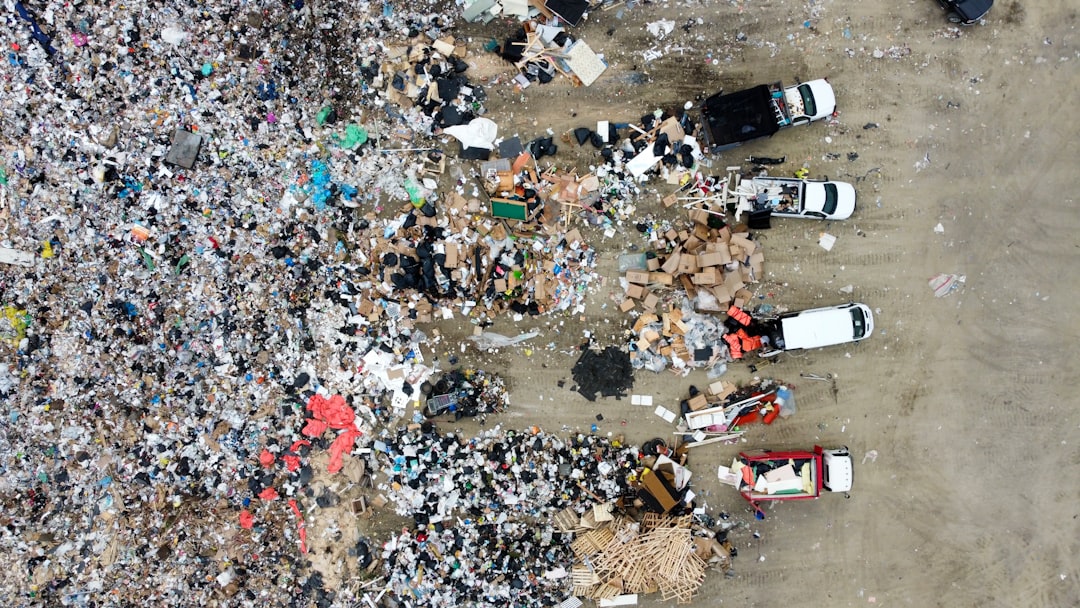 Vista Aerea De Um Aterro Sanitario Com Lixo Espalhado E Veiculos iStOOuKixk0