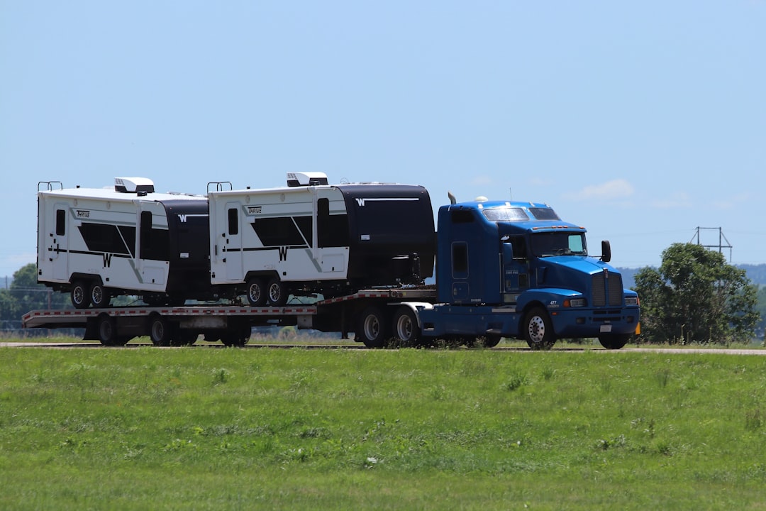 Caminhao Semi Caminhao Azul Puxando Dois Trailers Em Um Reboque Plataforma nYvGQyiFKkE