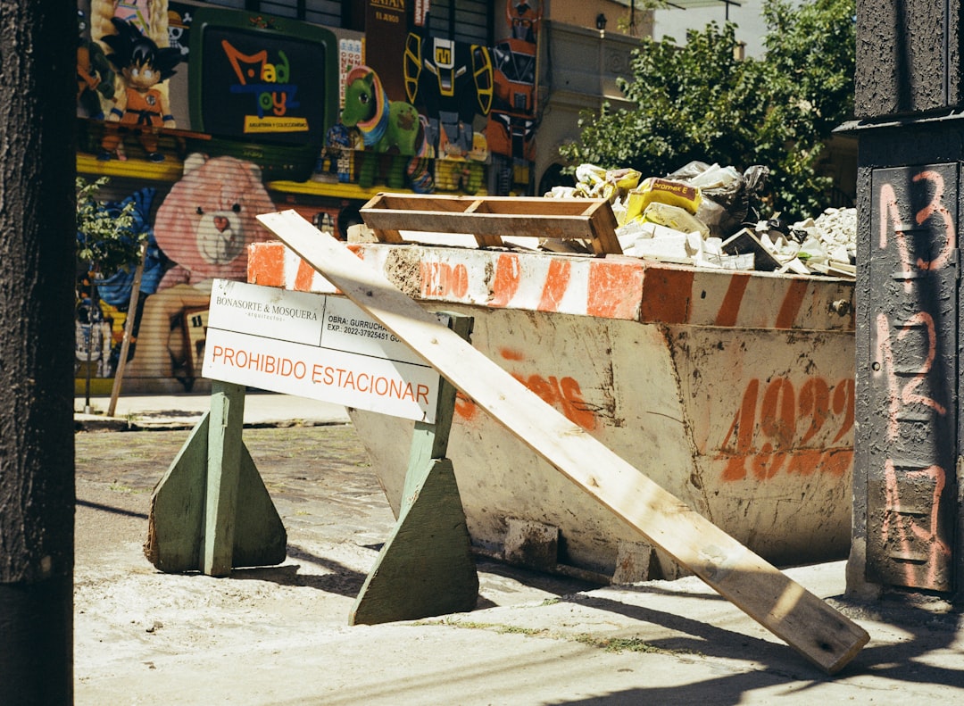 Lixo De Construcao Com Uma Barreira De Madeira Na Frente 13L2U 8xzR0