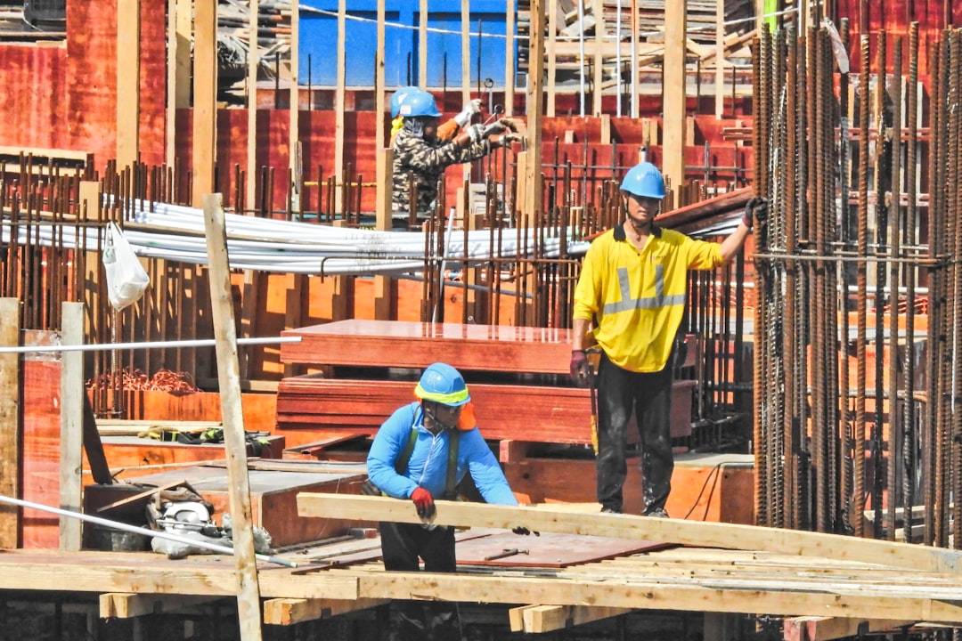 Um Grupo De Homens Trabalhando Em Um Canteiro De Obras DYx Da77wDg
