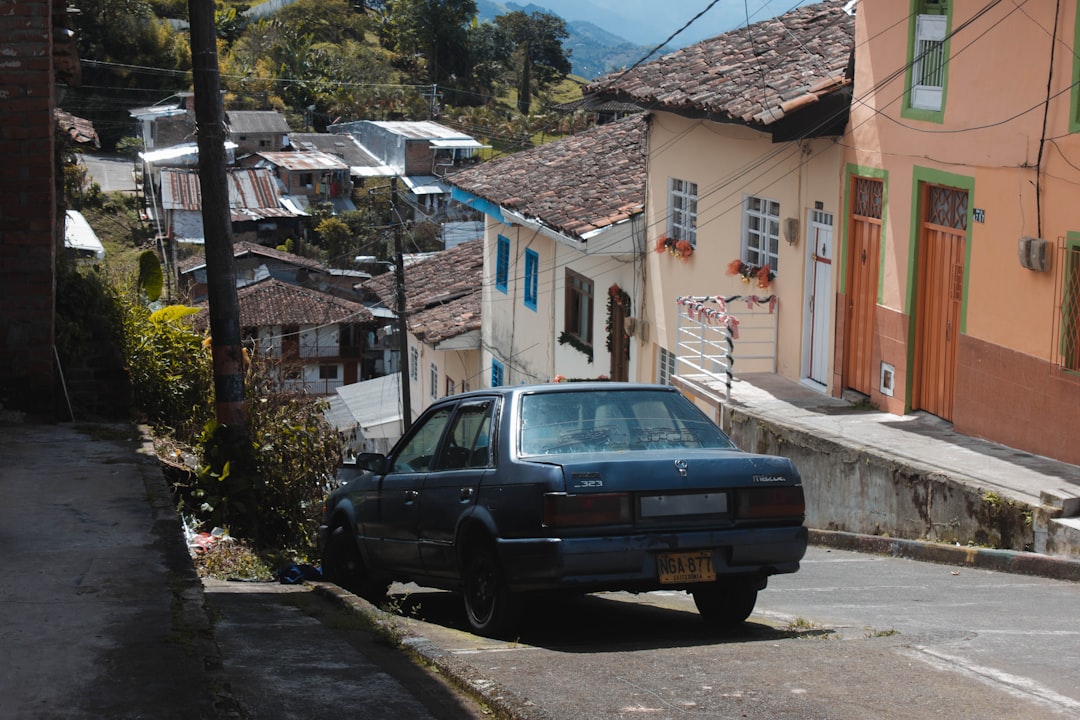 Um Carro Estacionado Na Beira Da Estrada WqbDAoeuzfk