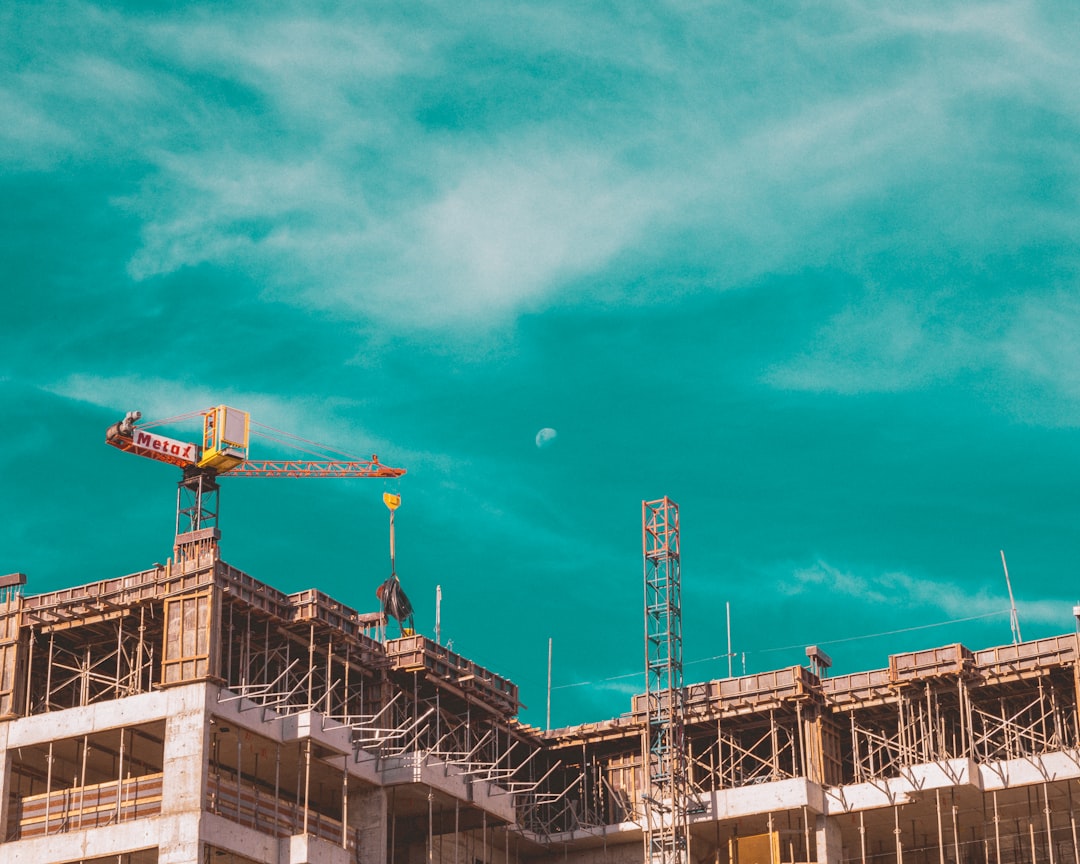 Um Guindaste No Topo De Um Edificio Em Construcao 2m69lmXreFU