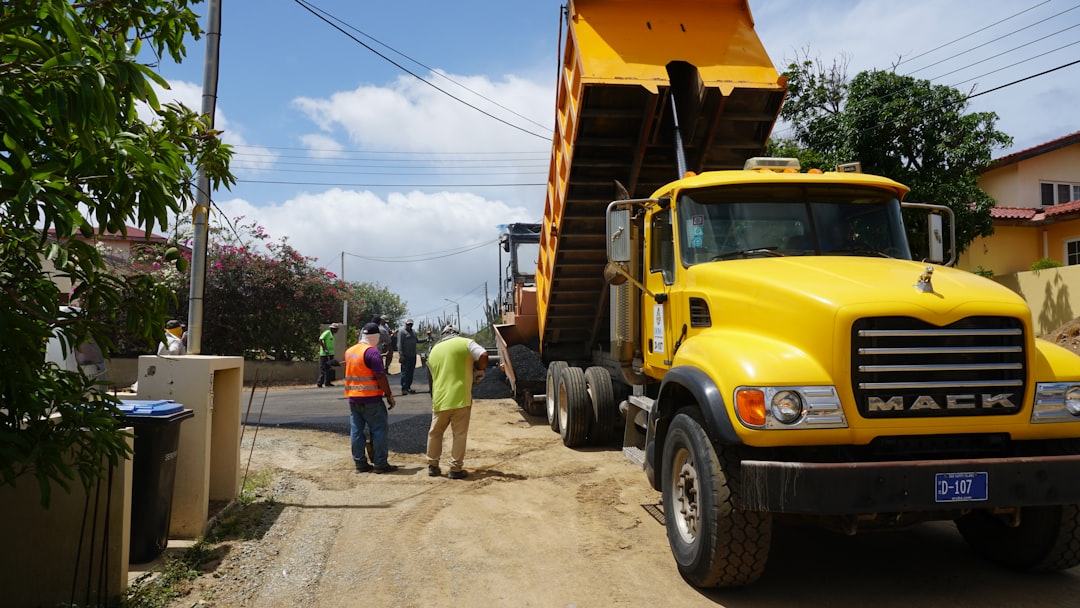 Caminhao Basculante Amarelo Descarregando Terra Em Uma Rua 5eiOsDJnlE4