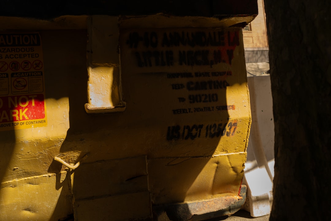 Lixeira De Metal Amarelo Com Texto Estencil DJQHli5aZn4